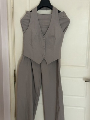 Bohoo gray suit with side pockets, stretchable