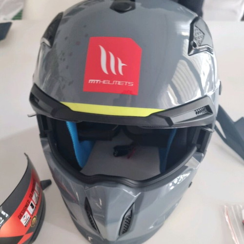 MT Helmets Streetfighter SV S helmet like new, gloss grey, sun visor