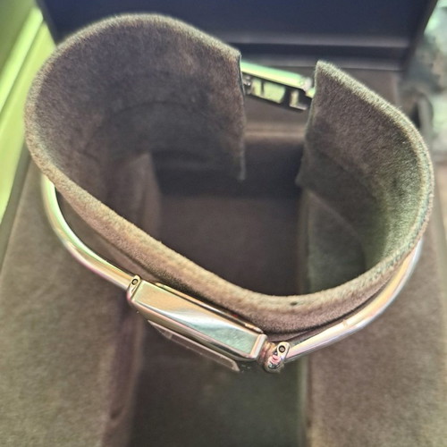 Gucci wristwatch new women's silver with box
