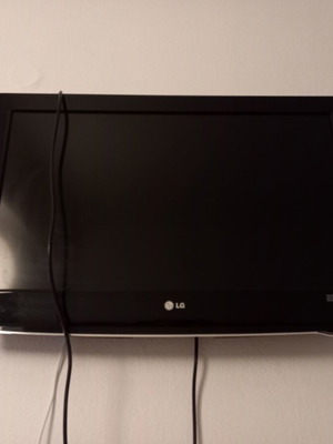 Τηλεόραση 32'' LG μεταχειρισμένη με επιτραπέζια βάση