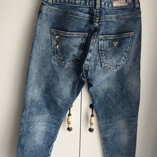 Cropped Guess jeans with decorative beads like new, size 25