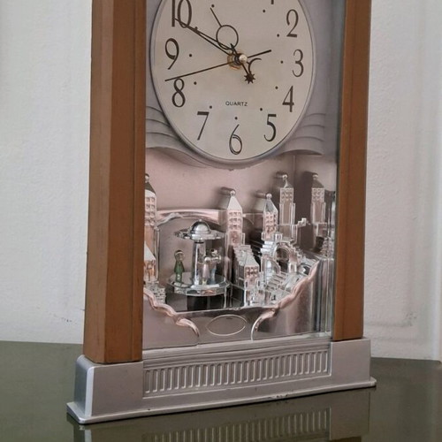 Quartz table clock used with decorative city scene