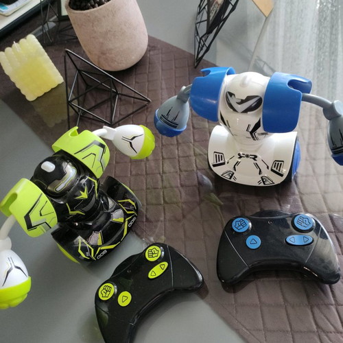 Electronic set 2 Robo Kombat robots used with sounds and movements
