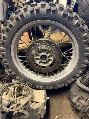 Suzuki DR 650 rear wheel complete 17 inch