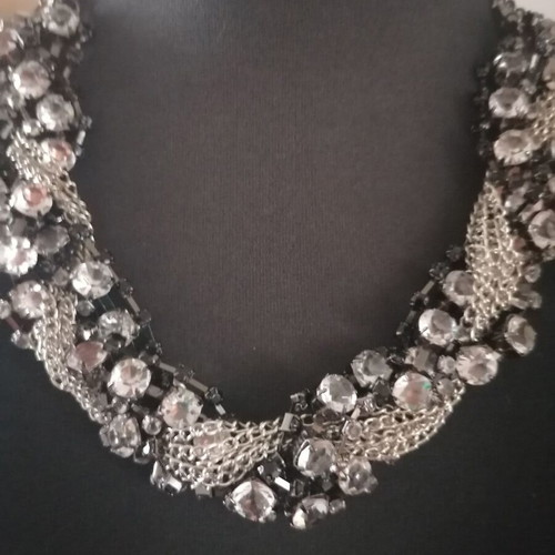 Necklace silver color with white stones like new