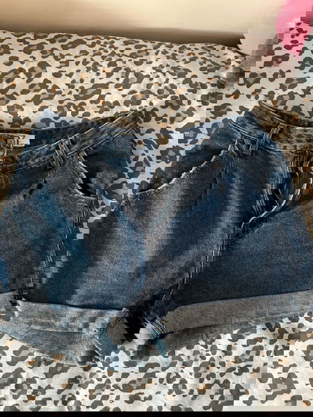 Τζιν σορτσακι Bershka