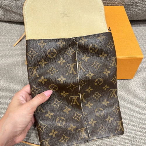 Louis Vuitton Monogram Jewelry Roll travel case like new, brown