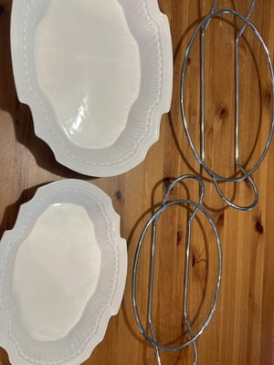 Pyrex set with metal serving base new