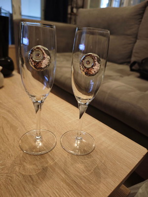 Set of two champagne flutes with Swarovski crystals and hammered details, new