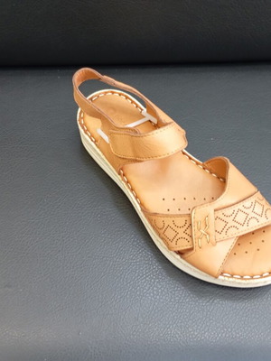 Leather platform sandals with anatomical insole