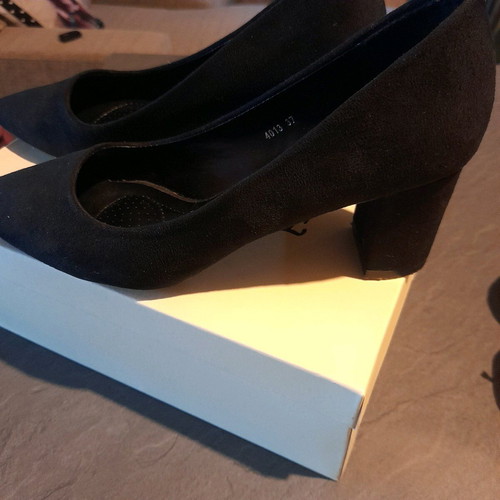 Suede black pumps size 37 like new with medium heel