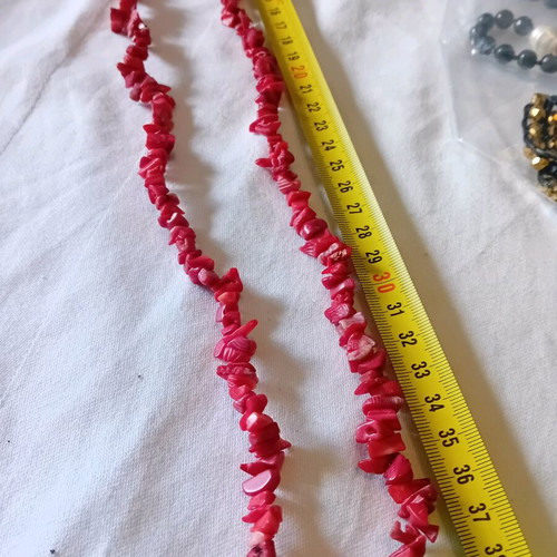 Necklace like new, long with red chip-shaped beads