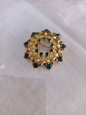 Wreath brooch vintage gold with blue stones and white pearls like new