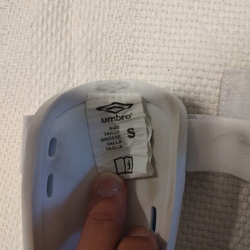 Umbro shin guards size S like new, blue and white with ankle protection