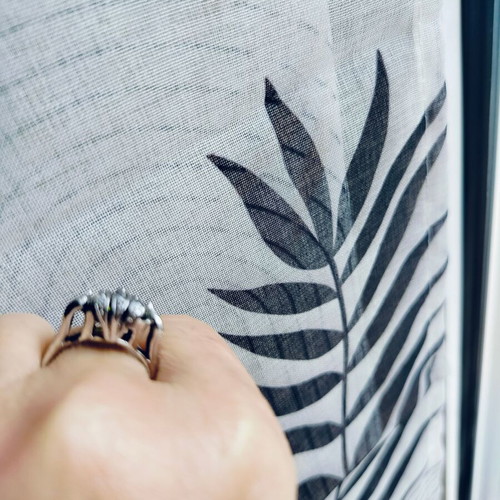 Silver ring like new with green crystal