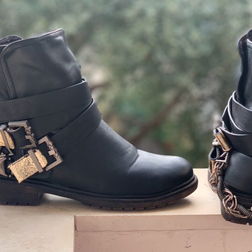 Boots used, size 39, black with removable belt and chains