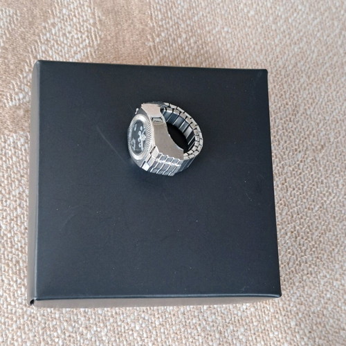 Ring watch quartz like new with black dial and silver bracelet