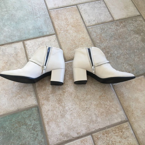 Mia Firenze white leather women's ankle boots used