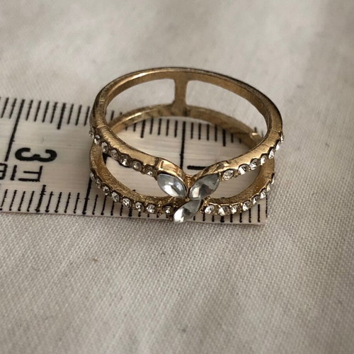 Ring with rhinestones like new, gold color