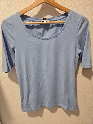 Tommy Hilfiger T-shirt like new, size M, blue, thin fabric