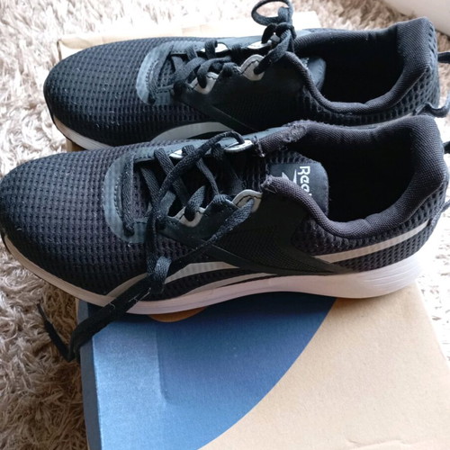 Reebok athletic shoes used, size 39, black with defect