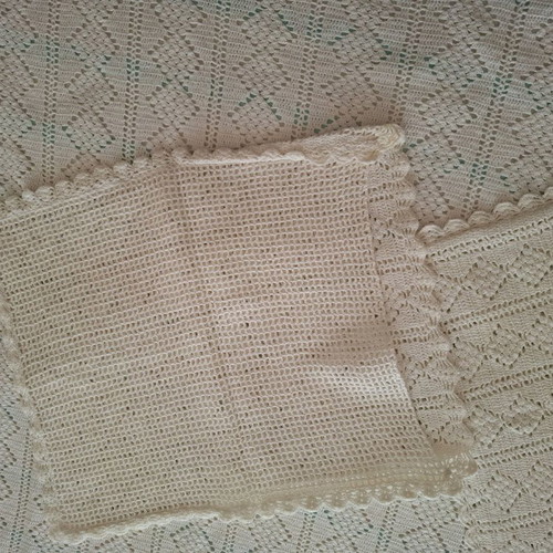 Knitted blanket and 2 pillowcases like new