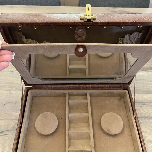 Leather Jewelry Box 100% like new with compartments and mirror