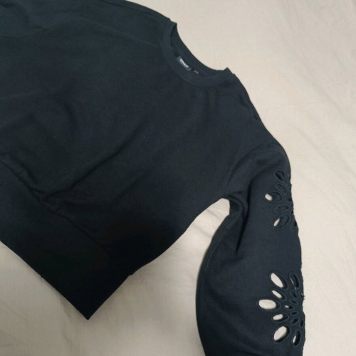 Only black sweatshirt like new with sleeve design, XS