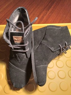 TOMS black lace-up ankle boots size 38 like new