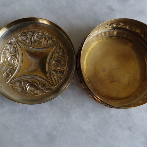 Art Deco powder box used (1900-1930) with repousse technique