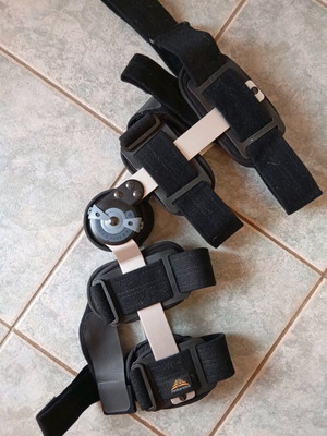 MedicalBrace adjustable knee brace like new, right and left