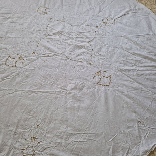Round machine embroidered tablecloth white new, diameter 1.60