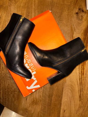 Superdry Black Leather Boots with Heel like new, size 38