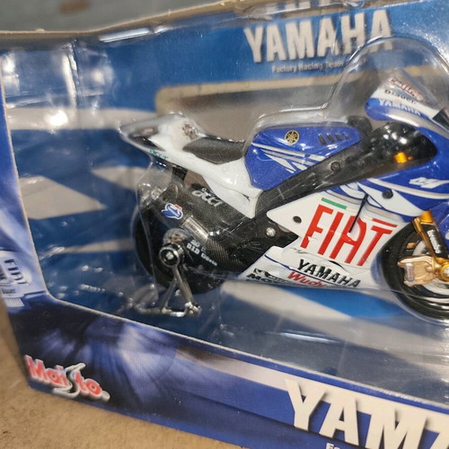 Maisto Yamaha Factory Racing Team 2007 1:18 scale new