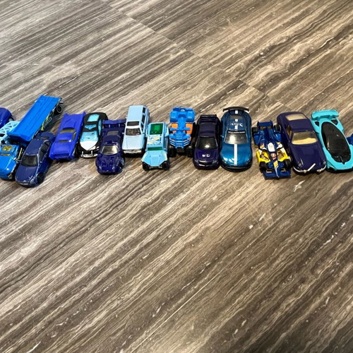 Hot Wheels toy cars like new, pack of over 70 pieces