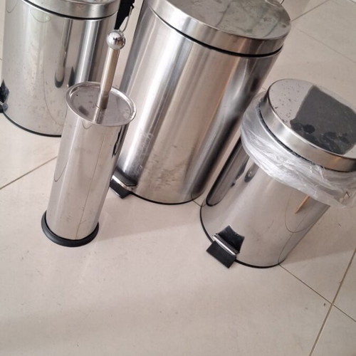Set of bins and toilet brush like new