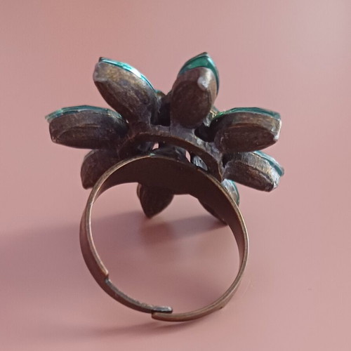 Flower ring used in turquoise color