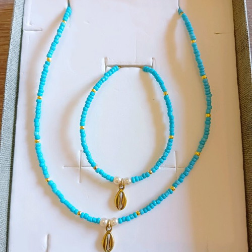Necklace and bracelet set with turquoise beads and gold shell