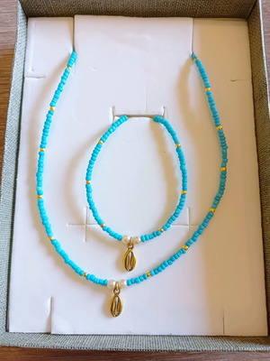 Necklace and bracelet set with turquoise beads and gold shell
