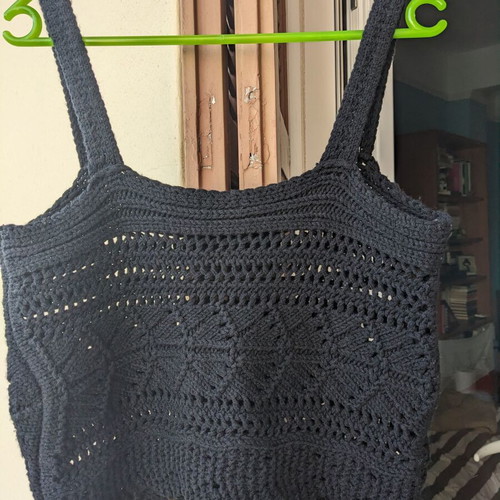 Benetton wool crop top black like new, size Medium