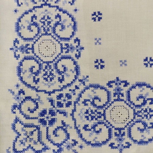 Handmade vintage embroidered tablecloth 82×82 cm