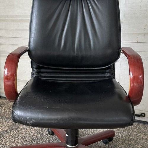 Comforto Executive Chair used, leather with wooden arms