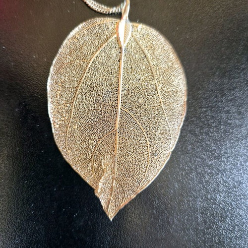 Leaf necklace like new, gold-colored