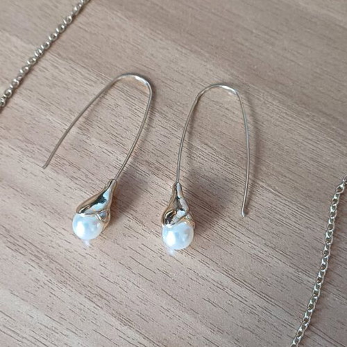 Necklace and earrings set new with white pearls in gold color