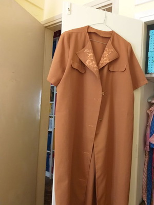 Dress short-sleeved with embroidery M/L like new, tabba color