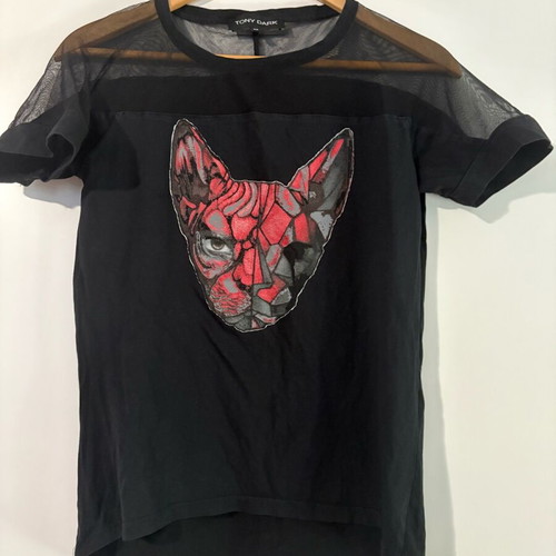 Women's blouse like new in black with interesting print