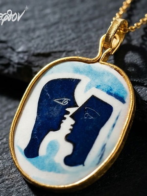 Κολιέ αφαιρετικής τέχνης καινούργιο με πρόσωπα μπλε και λευκό Άπεφθον