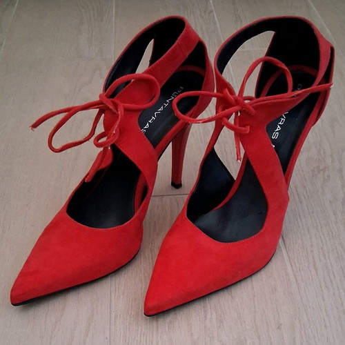 Red pumps with laces like new, size 38