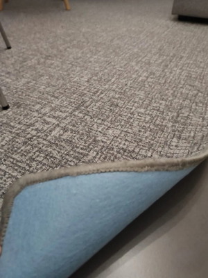 Grey carpet rug 3.00 × 1.90 m with subtle pattern