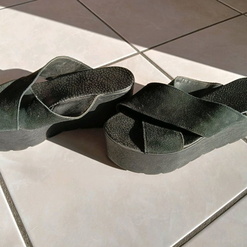 Labrini women's black suede platform slippers like new, size 37